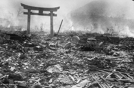  由美国控制的电台也以15分钟作为间隔、持续向日本人民播放这个讯息。然而，原子弹还是投下了...