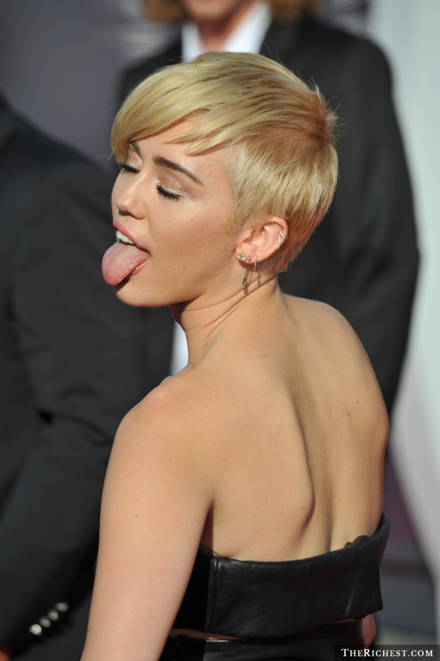11. 麦莉(Miley Cyrus)–舌头–100万美金(约3千1百万台币)