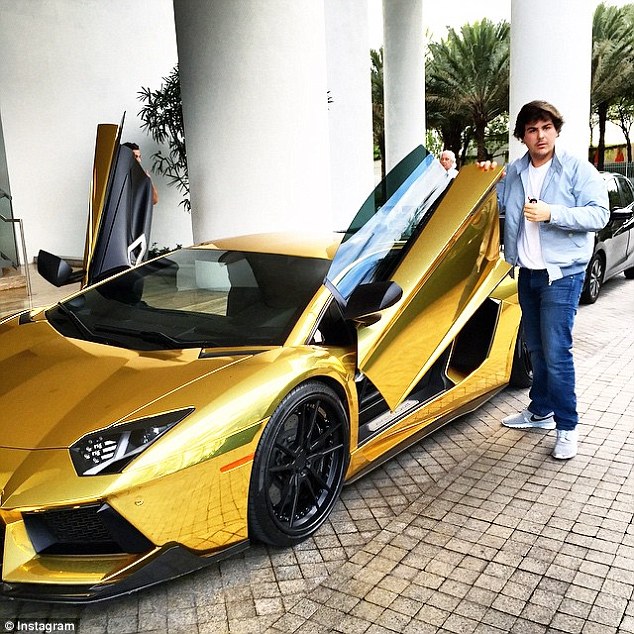 這孩子開的是1725萬台幣 (£350,000英鎊) 的金色藍寶堅尼 (Lamborghini)...不過他老爸最近被逮捕就是了。