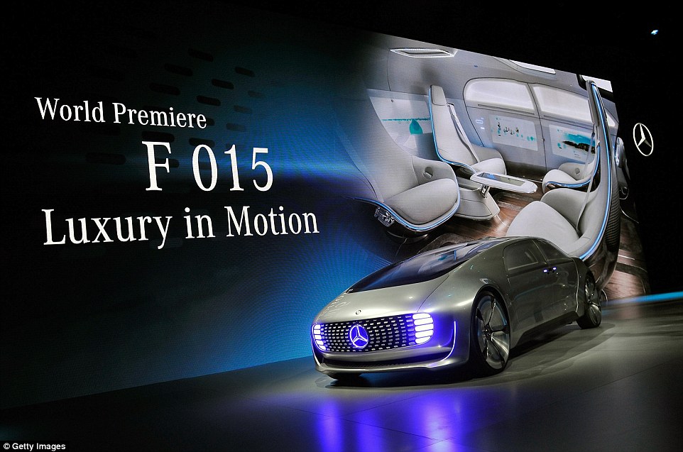 賓士尚未公告F015 的上市時間和價格，或許只是先展示出未來自動駕駛車子的樣貌。