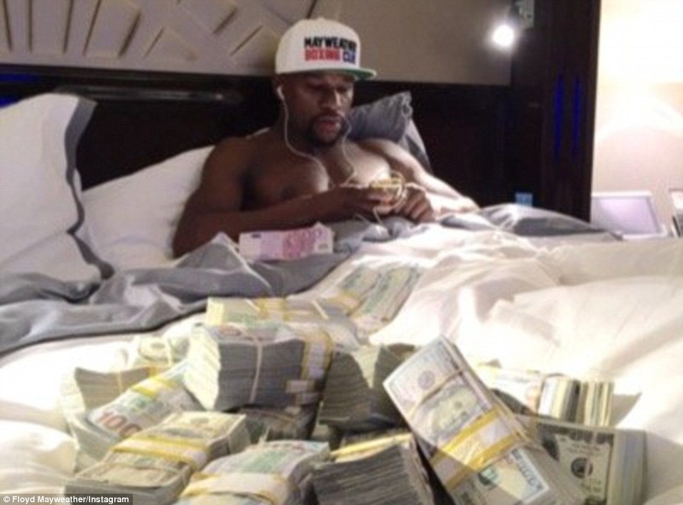 他也在他的Instagram上頭不停貼出展現他財力的照片。在兩場大比賽之後，他轉得了29億台幣 (£6000萬台幣)。