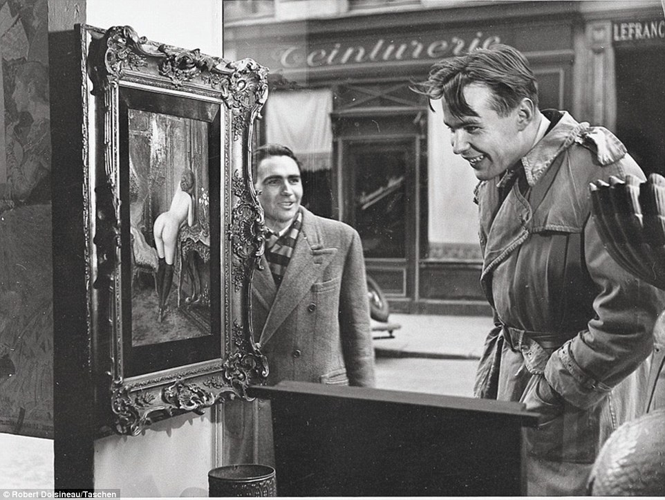 他的攝影事業在戰後開始發光發熱，特別是在1950年代的日常生活街拍。