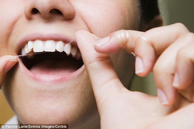 他们要求受试者咀嚼口香糖10分钟，其中，他们发现口香糖确实可以有效地减少口腔里头的细菌数量，然而，如果继续咀嚼的话，反倒会让沾黏在口香糖上头的细菌又回到嘴巴。
