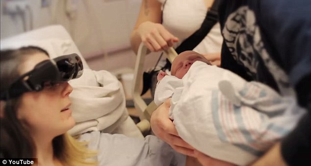 此外，這樣的技術，同時也幫助了一位29歲的媽媽Kathy Beitz，她從小就失去了視力。多虧了這項科技，讓她在她寶寶出生的那天可以親眼看到自己的兒子。