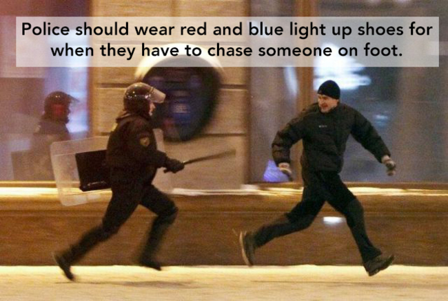 "警察应该在脚上也装上红蓝警示灯，对于徒步追捕犯人的时候超有帮助。" 