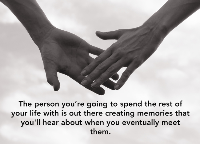"那位你以后会跟他共度余生的人正在某处不断创造、累积记忆，以便在日后与你相遇时和你分享。"