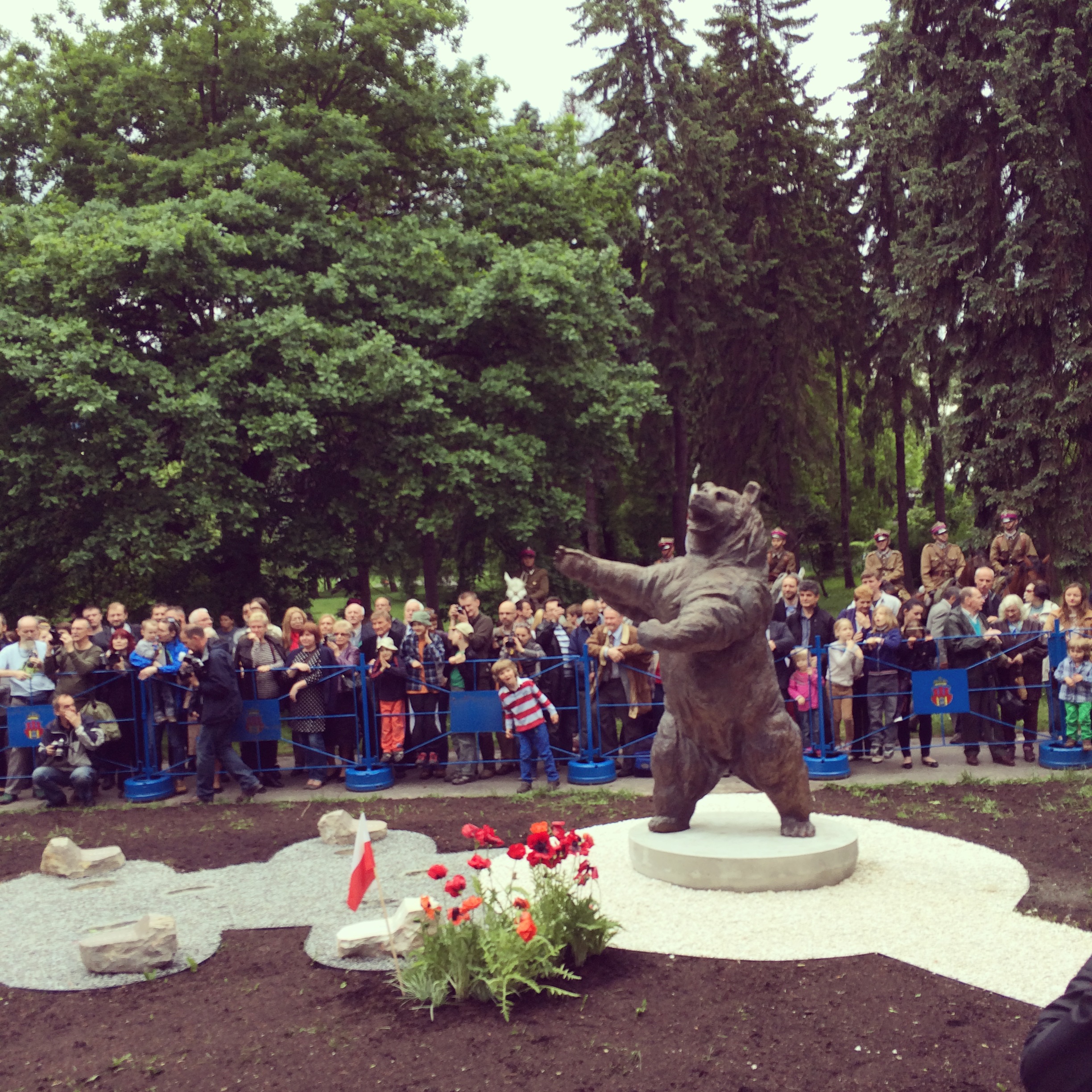 這不是一頭普通的熊，他是史上唯一被編入軍隊並且有幫助打仗的熊士兵！ | TEEPR 亮新聞