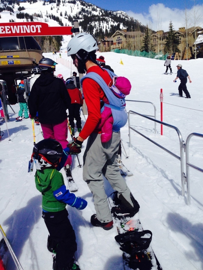 滑雪的時候不要背著孩子