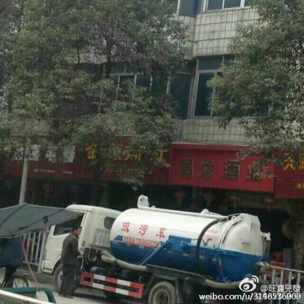 在中國廣西河池，史上最不該爆炸的車子爆炸了，而且還是在人來人往的大街上...它是台水肥車。