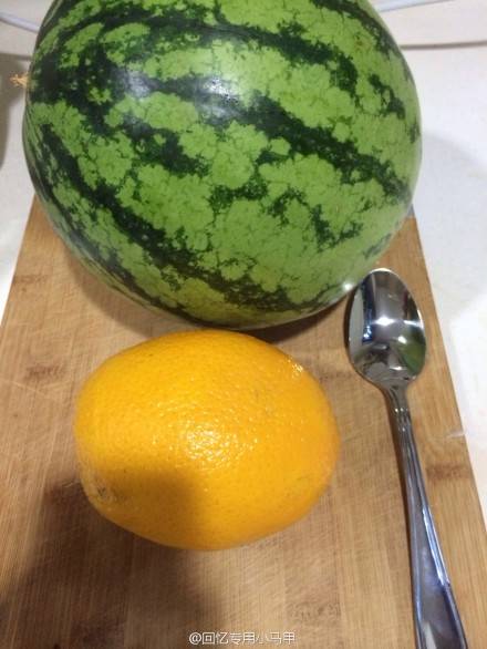 我們一點耐心，這只是一顆西瓜和橘子，但很快你就會發現到這當中的意義了。