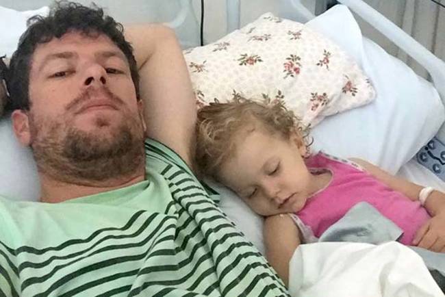 這就是這對辛苦的父女，為了要治療女兒的癌症，Adam從去年開始就給女兒服用大麻油。