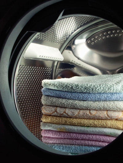 23. 烘干衣物时，可以丢入一些干毛巾一起烘干，省时又省电。