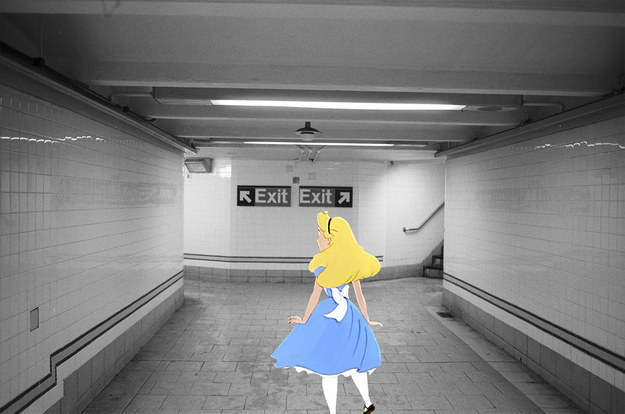 《爱丽丝梦游仙境》在现实中的地铁站上演。