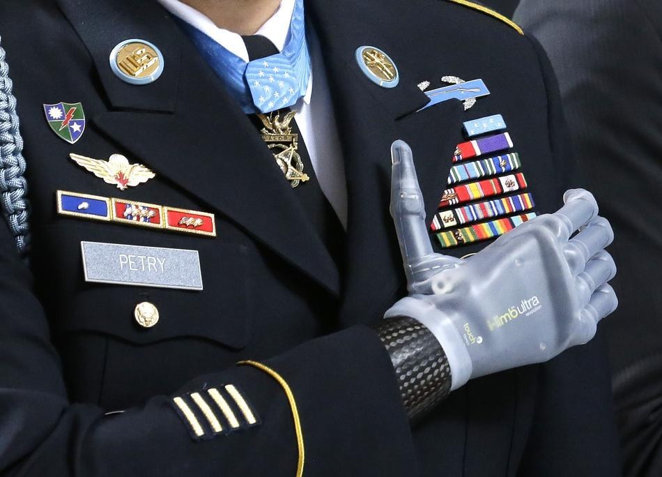 6. 三级军士长Leroy Petry在一个典礼当中念诵效忠宣誓，他的手是在2008年在阿富汗战役当中，为了丢走敌人的手榴弹而牺牲了。