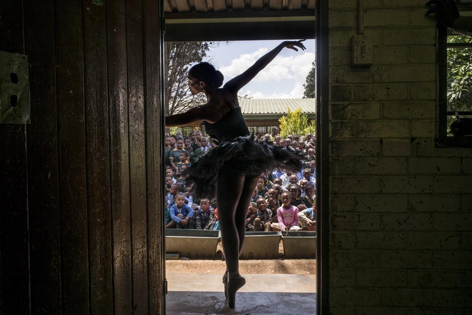 24. 在南非，芭蕾舞團Joburg Ballet的舞者Kitty Phetla在一間小學表演芭蕾舞給學童們看。