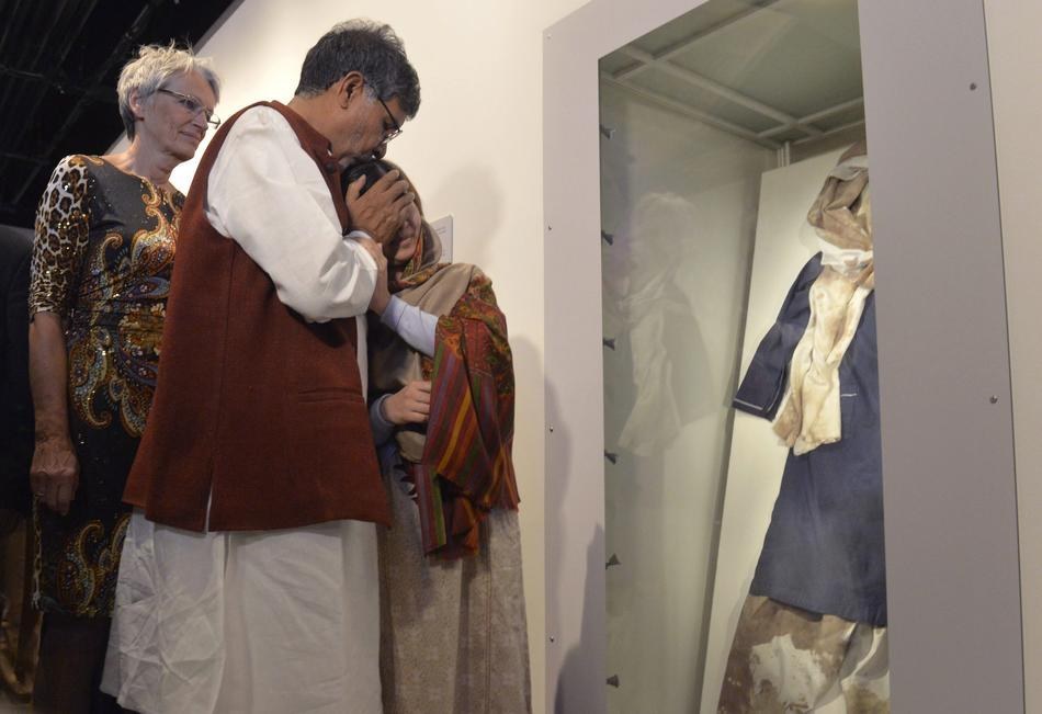  16. 诺贝尔和平奖得主凯拉西·萨塔亚提 (Kailash Satyarthi) 碰到马拉拉·优素福扎伊 (Malala Yousafzai)，凯拉西不断地告诉她：「妳好勇敢、妳好勇敢...」