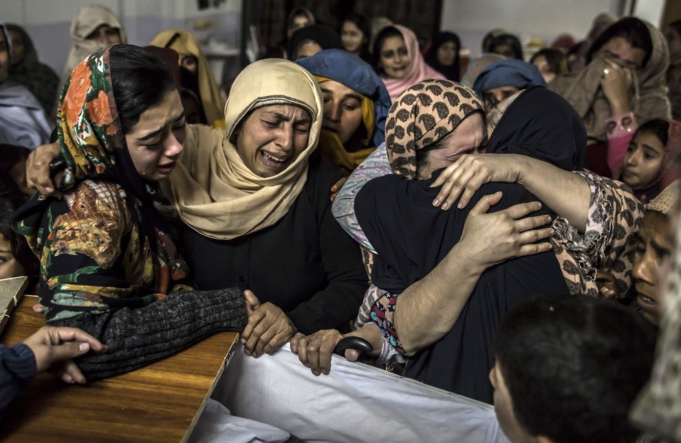 33. 一位15岁的Mohammed Ali Khan在学校遭到塔利班枪手杀害，女性亲友们痛哭失声。此外，有超过132名学生和9名职员也曾遭到血腥屠杀。