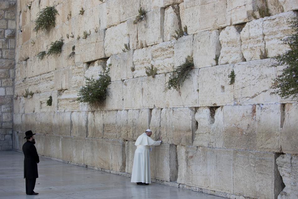 5. 教宗方济各 (Pope Francis) 耶路撒冷旧城祈祷，这是犹太人可以祈祷的最神圣的地方。
