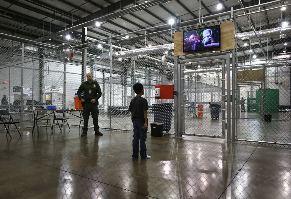 15. 一位来自洪都拉斯的男孩，正在美国德州的拘留所里头看电影。