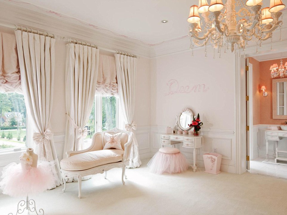 設計師Dahlia Mahmood 也表示，這樣高昂的花費，對於她許多的客戶而言並不算什麼門檻。而她的目的也就是要打造一個「粉紅色爆炸」的房間。