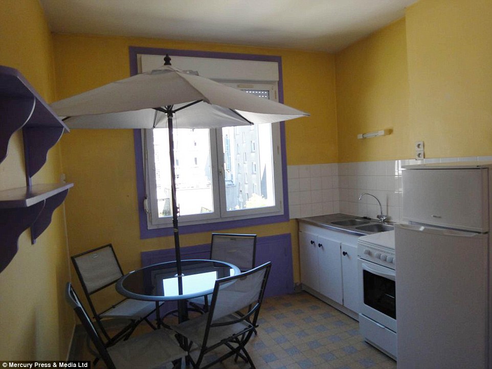 Worried about the suns harsh penetrable rays? No worries, this kitchen has an outdoor garden table and chairs complete with a parasol 