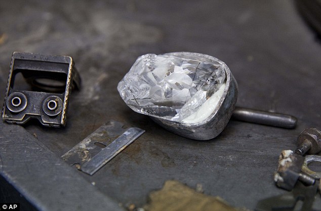 目前世界上最貴的鑽石記錄，是2013年在香港蘇富比拍賣會以9.5億台幣 ($3060萬美金) 售出的118克拉的鑽石。