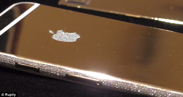 這間公司Goldgenie 所出品的尊貴iPhone是由24克拉黃金所打造的，上頭的蘋果標誌和手機邊緣也都鑲滿了小鑽石。
