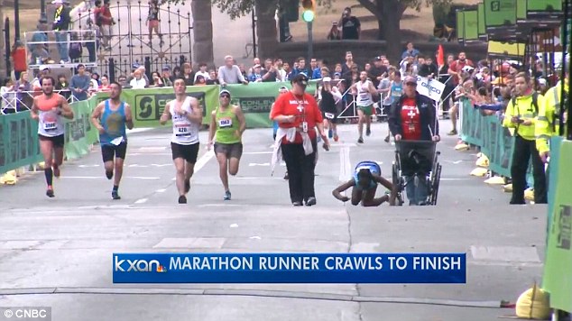 一名肯亚的马拉松女选手Hyvon Ngetich，本来在比赛时仍然保持领先，但却疑似冲太快、在距离终点2公里的地方体力不支倒下了。