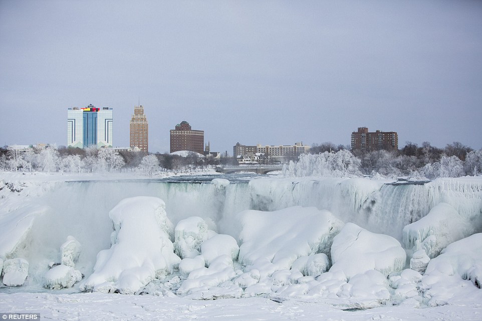 在气温掉到摄氏零下8度的时候，就连尼加拉瓜大瀑布 (Niagara Falls) 惊人的水量也无法抵挡这样极寒的天气，也都结冻了。
