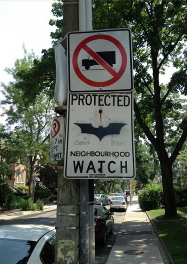 社區守望加上蝙蝠俠標誌以後，突然讓人覺得超放心得...