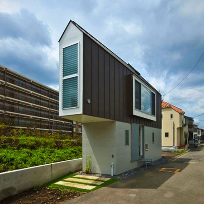這棟房子是由水石浩太建築設計室（Mizuishi Architect Atelier）的建築師Kota Mizuishi所建造。這個位於日本東京杉並區的河畔住宅只有593平方公尺，它就建造在河流與道路所形成的超狹小銳角處。