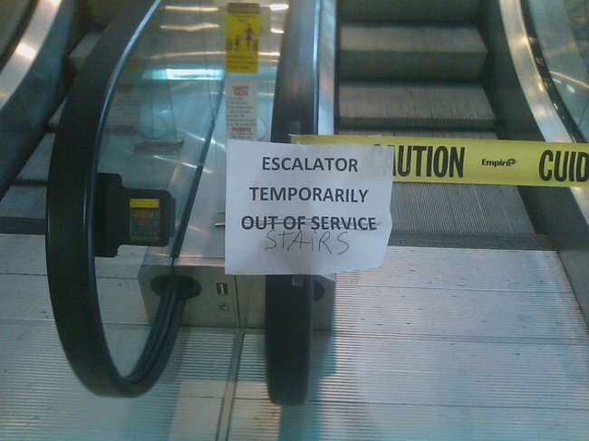 本來是"手扶梯暫時停止服務"，變成了"手扶梯暫時變成樓梯"。