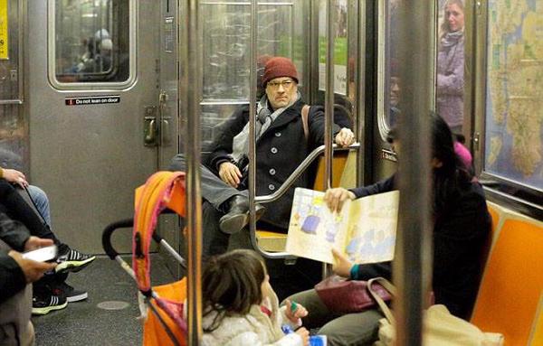 湯姆·漢克斯可能沒有太常搭地鐵，因為他沒有遵守最新的規定，即是男性不能夠把雙腳開得太開，影響到其他乘客得乘坐空間。