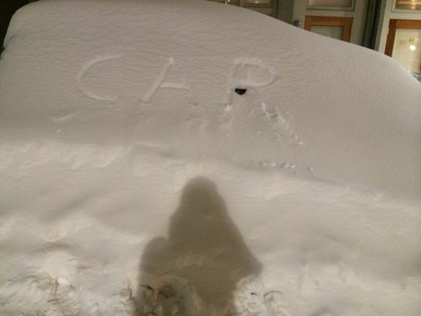 怕你不知道這是什麼，因此貼心地在雪堆上面寫了"車子 (CAR) "。