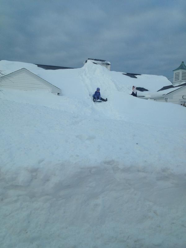 小孩从屋顶上滑雪橇！