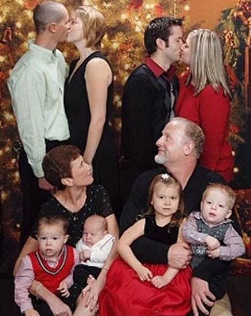 Kissing ~ 26 Funny, Creepy Family Christmas Photos