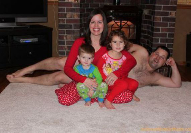 Family Posing Dad Naked ~ 26 Funny, Creepy Family Christmas Photos