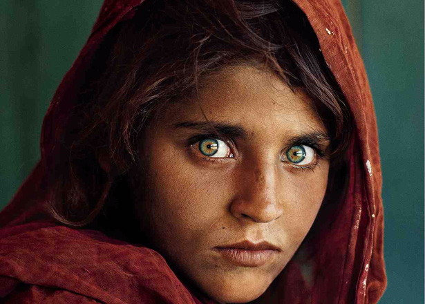 当时正值阿富汗战争，而这位12岁的小女孩正在一个巴基斯坦的避难所里头。她的村庄遭受苏联武装直升机的轰炸，父母都已经不幸身亡。在这张照片里头，莎巴特一双锐利的眼睛盯着相机，同时似乎透露出她的不安还有对于战争的控诉，同时成为了1980年代阿富汗战事还有世界各地难民的经典象征。