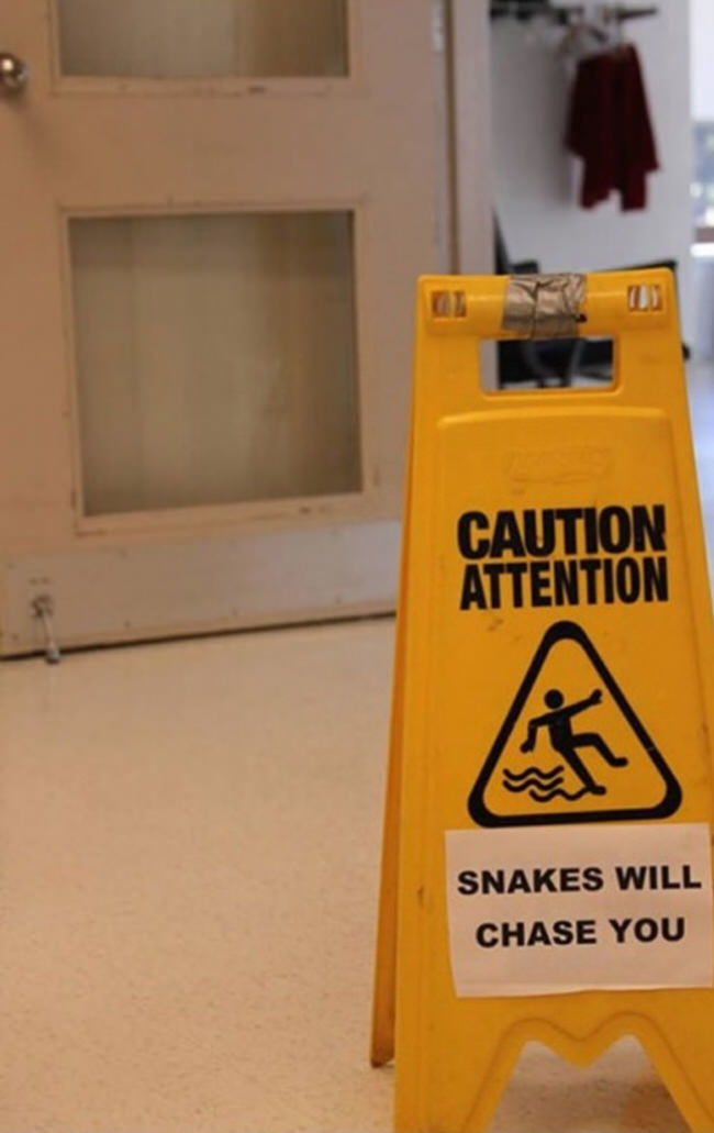 小心地滑 -> 小心有蛇會追著你！