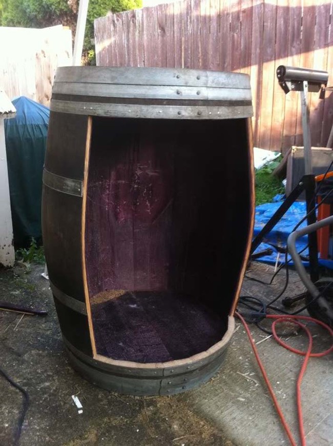 Kian的爸爸取得了这个旧酒桶，然后将它变成一个橱柜和茶几。