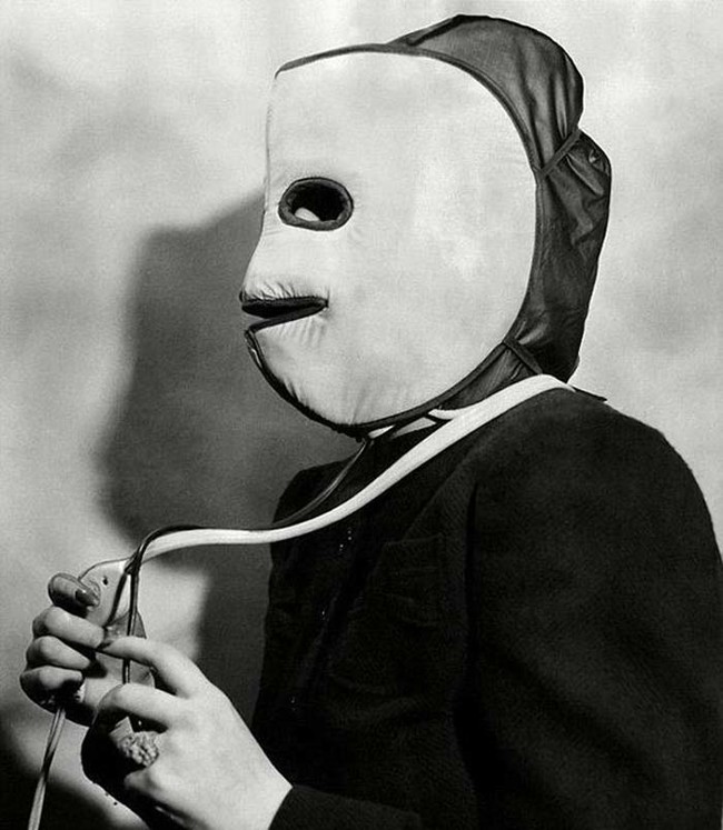 9. 據說，在1940年代的時候會使用這樣恐怖的面具來加熱臉蛋，進而改善循環並讓皮膚看起來更年輕。