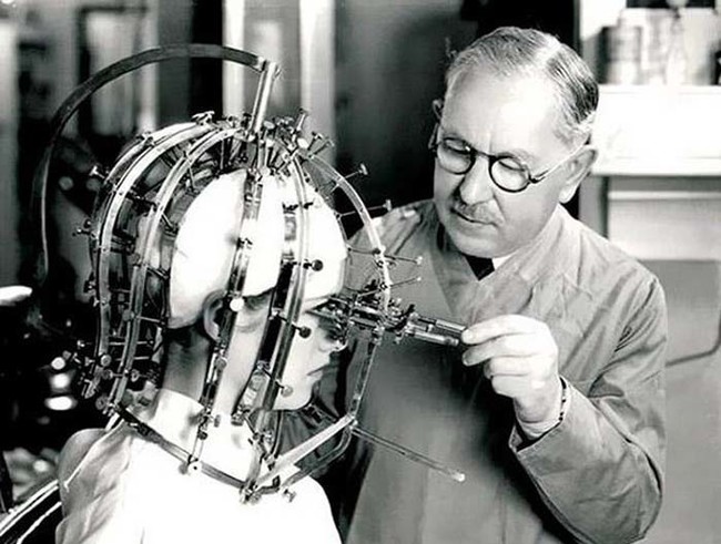3. 這個詭異的頭架是在1930年由Max Factor所發明的。目的是要幫助正確的化妝。