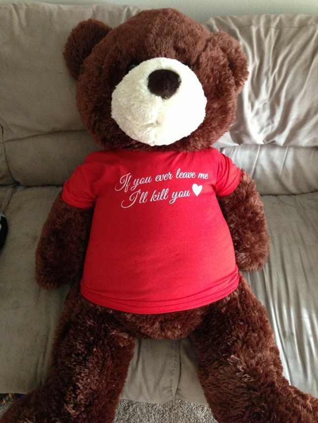 看似可愛的泰迪熊，但衣服上的字也太可怕了吧...