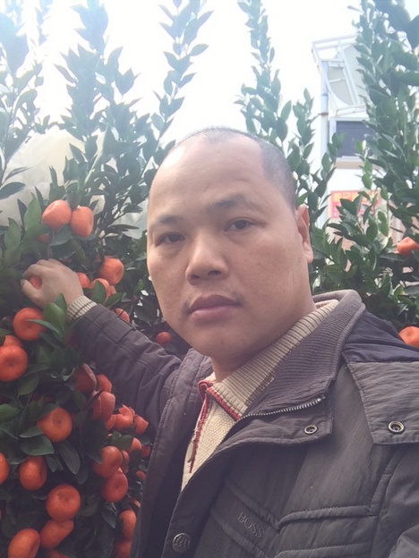 接著，他們從橘子哥所拍攝的照片中，找出了他應該是位於廣東省。然後慢慢地尋找...最後，中國廣大的網民們，真的找到了這位橘子哥！