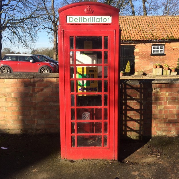 老旧的电话亭改装成急救站！