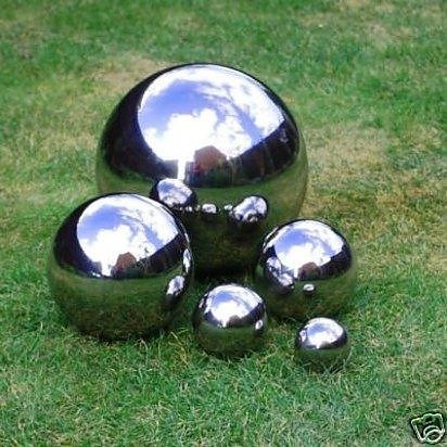 用镜面的喷漆喷在一颗颗圆球上，把球装饰在你的花园里