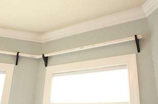 或是用PVC水管也能打造独一无二的窗帘管道。