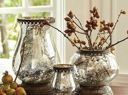 把花瓶和台灯先洒点水，再喷上镜面的喷漆，就能变身成水银柱。