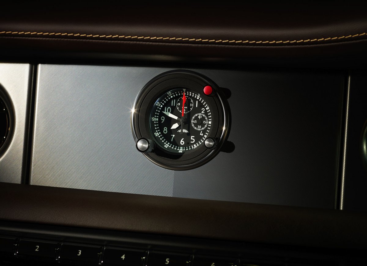 No shortcuts here: Rolls-Royce used an aviation-grade clock for the center console. 