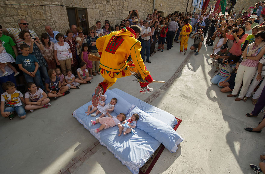 西班牙的魔鬼跳嬰兒節 (Baby Jumping Fiesta)